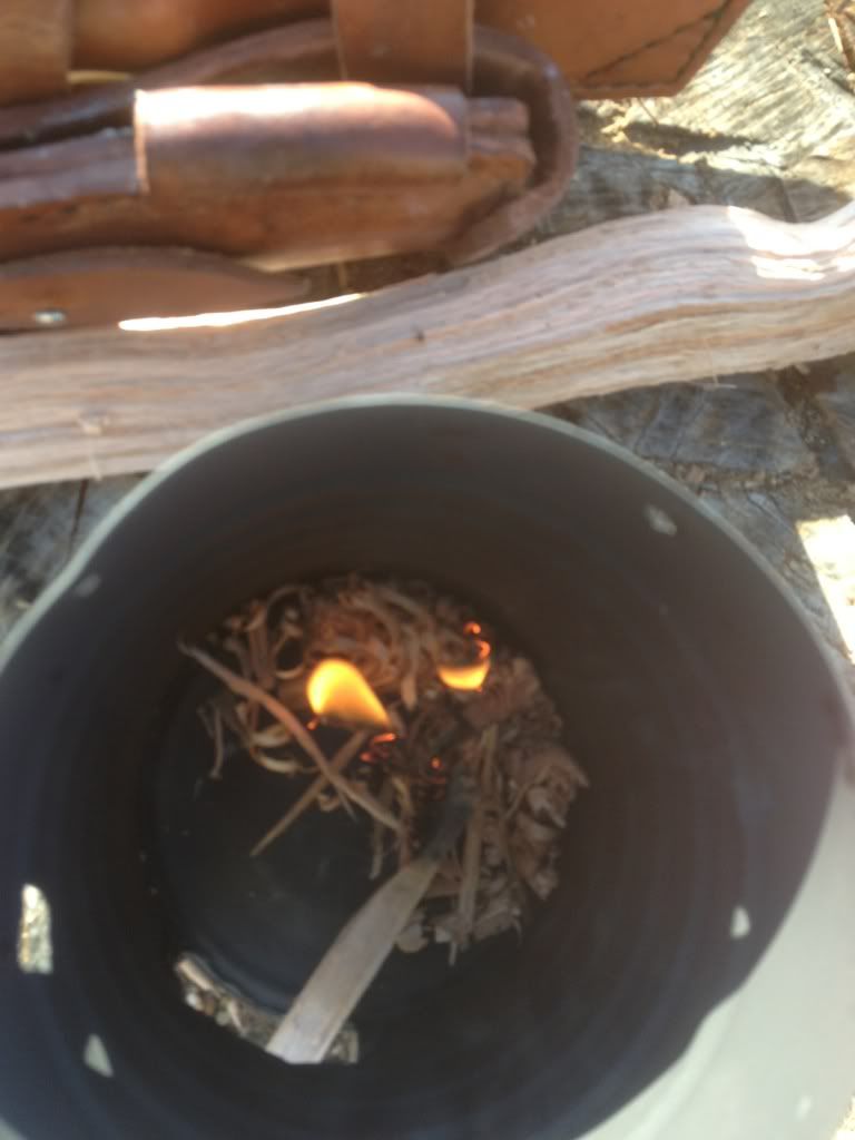 Backyard bushcraftin DIY twig stove & fire with ferro rod/firesteel
