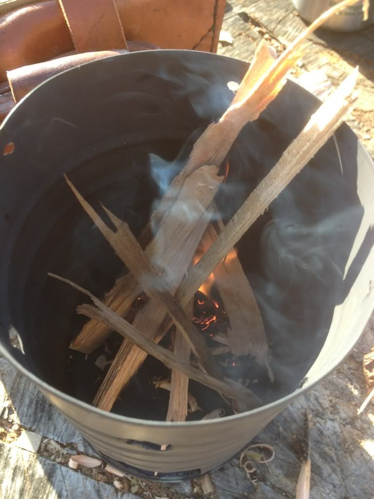 Backyard bushcraftin DIY twig stove & fire with ferro rod/firesteel