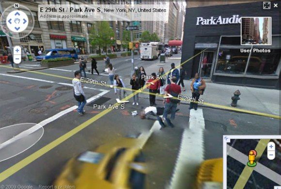 Homem é flagrado caído no Street View.