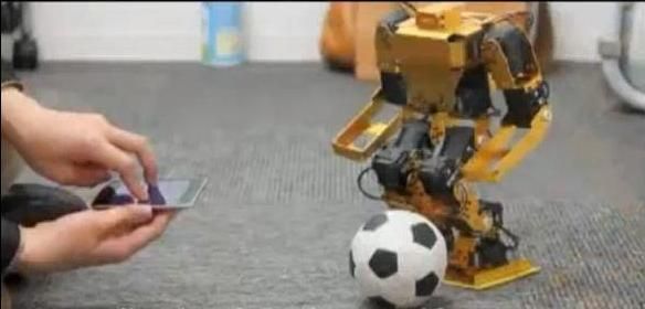 Estudantes desenvolvem um App para iPhone para controlar um Robô. Veja o vídeo.