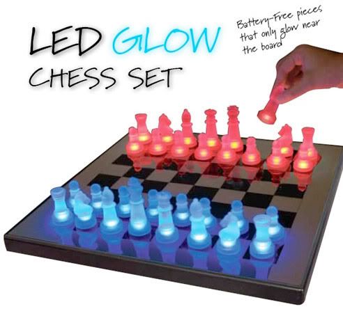 Jogo de xadrez com peças que brilham no escuro.