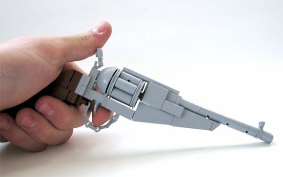 Um revólver feito de blocos de LEGO. Uau!