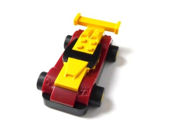 Lego Car. Um pen drive em forma de carrinho feito de Lego.