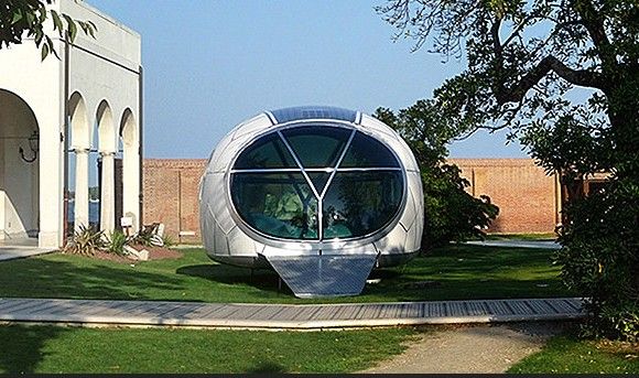MercuryHouseOne - Uma casa futurista esquisita com sistema de energia solar.