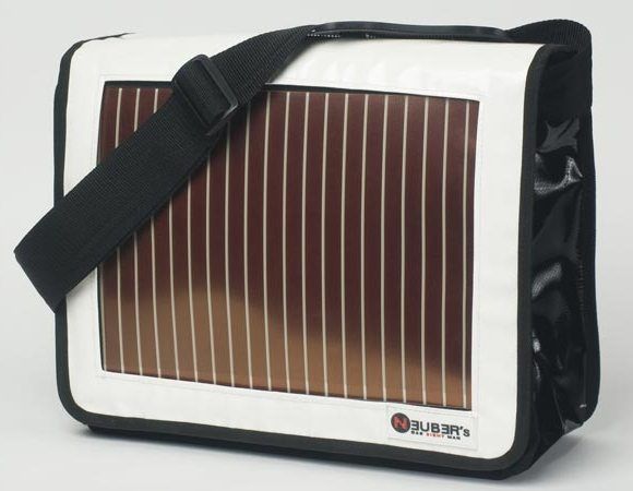 Mochila "feia" carrega seus aparelhos eletrônicos via Energia solar com praticidade.