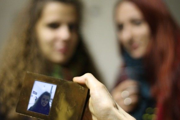 Nova Câmera Digital insere Sorriso Artificial em fotos de pessoas mal humoradas!