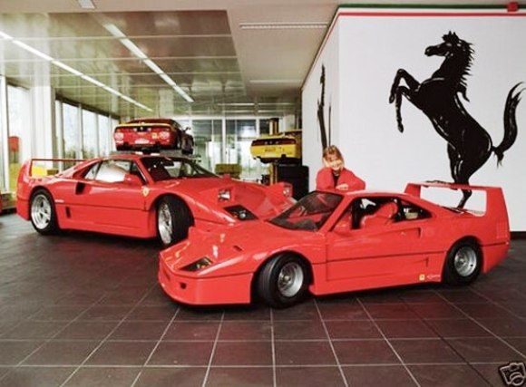 Réplica da Ferrari F40 para crianças.