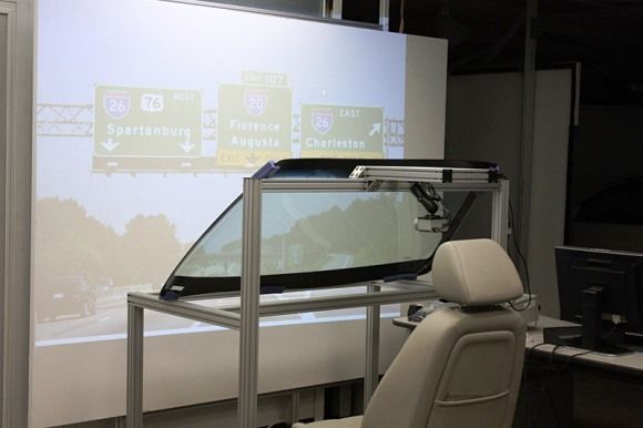 GM irá lançar em breve um Projetor inteligente para veículos que poderá salvar vidas.