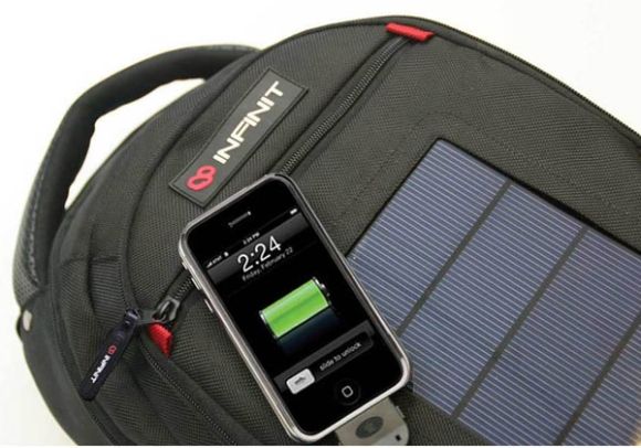 Mochila especial carrega a bateria dos seus gadgets via energia solar.