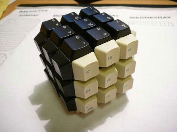 Cubo Mágico feito com de teclas de teclado de computador.