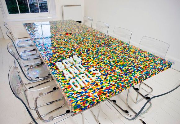Uma mesa de Reuniões feita com blocos de LEGO. (com vídeo)