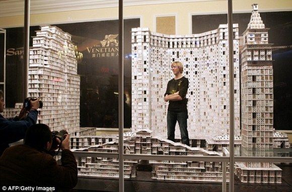 Americano constrói a maior Réplica de um Cassino feita com cartas de baralho. (com vídeo)