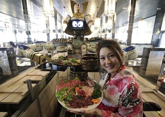 Um restaurante com robôs samurais dançarinos!