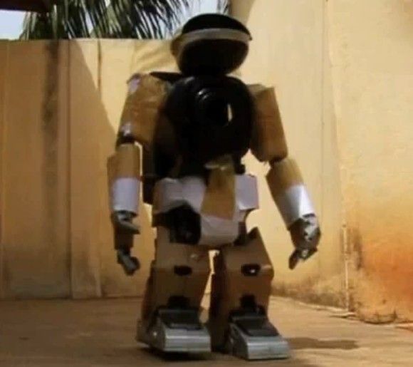 Estudante africano constrói um robô humanóide com peças usadas de TV. (com vídeo)