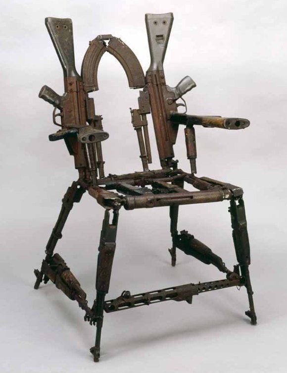 Uma cadeira feita com armas AK47 recicladas.
