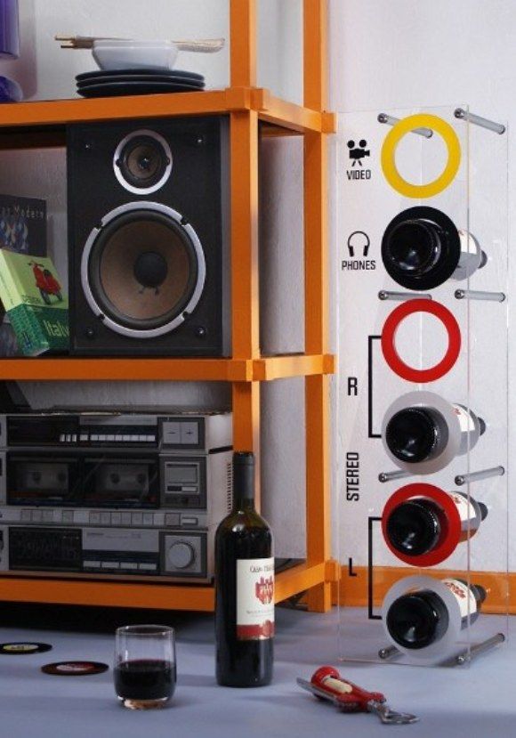 Rack para vinho em forma de Conector Áudio/Vídeo.