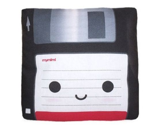 Almofada Mini Floppy Disc decora em clima de "Flashback".
