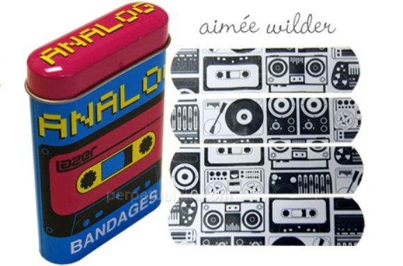 Band-aids com estampas de fitas cassete, toca discos e boombox.