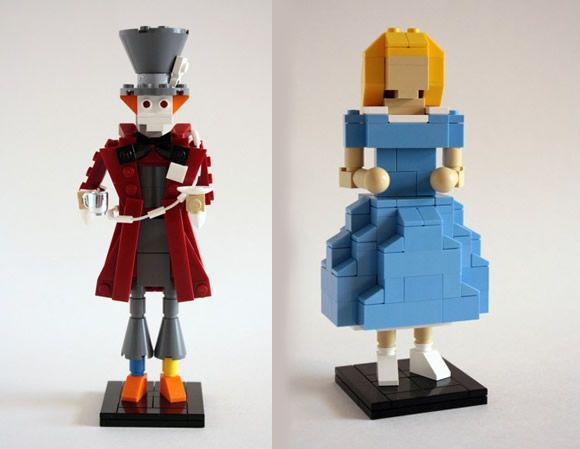 Alice no País das Maravilhas e Chapeleiro Maluco feitos de blocos de Lego.