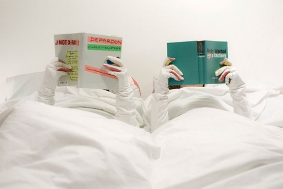 Happines in Bed mantém as mãos aquecidas de quem gosta de ler antes de dormir.