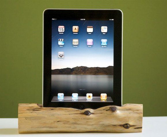 Doca para iPad em forma de tronco de madeira.