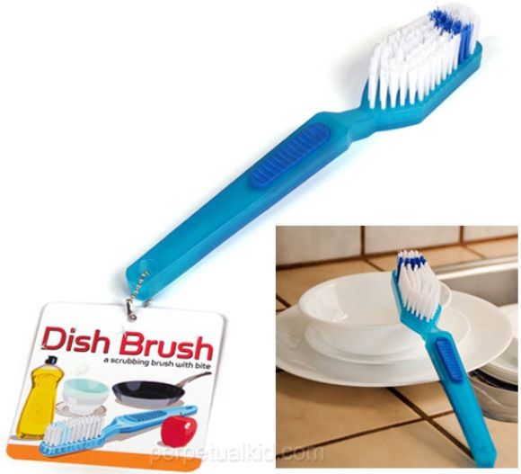 Uma escova de dentes para lavar louças.
