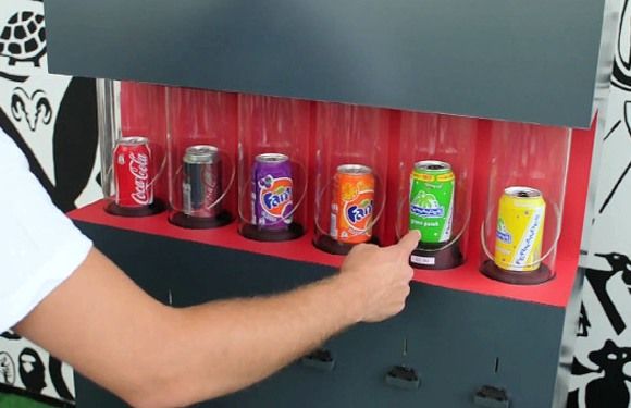 Uma Máquina de refrigerantes que convida você a consumir as bebidas! (com vídeo)