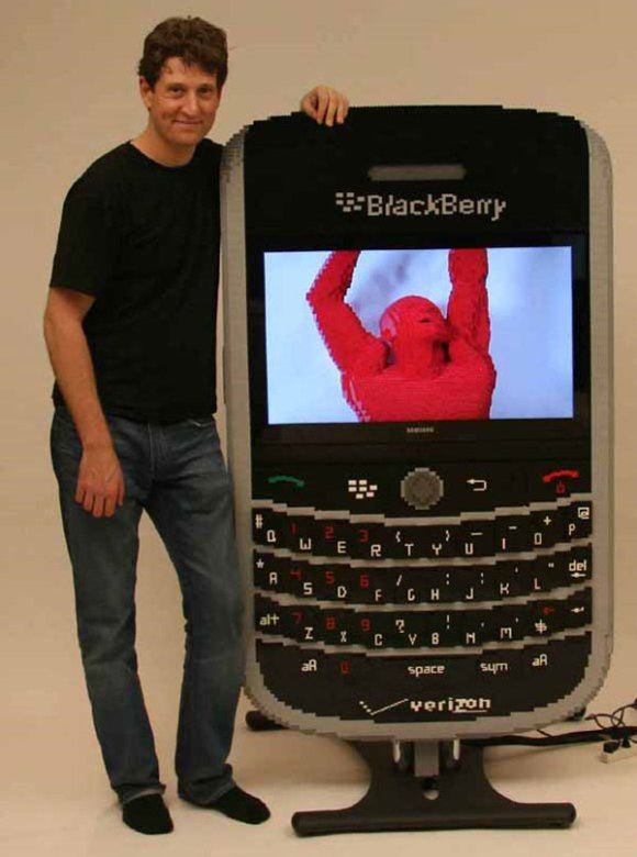Escultor cria um BlackBerry Gigante feito com peças de LEGO.
