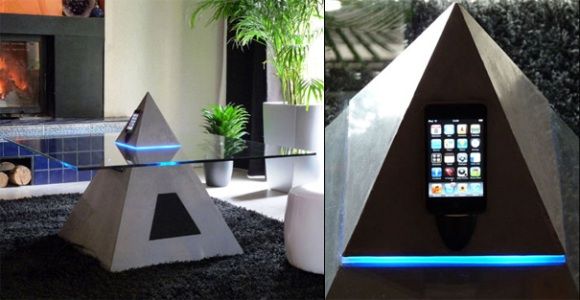 Mesa de centro em forma de Pirâmide com doca para iPod.