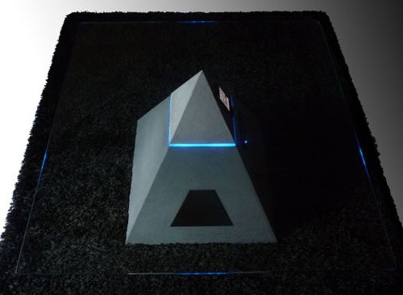 Mesa de centro em forma de Pirâmide com doca para iPod.
