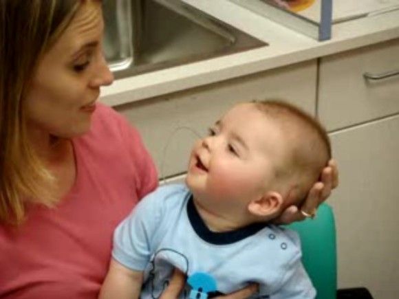 Implante Coclear - A emoção de um bebê ao ouvir a voz de sua mãe pela primeira vez.