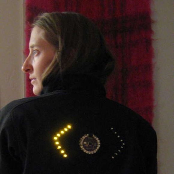 Jaqueta com LEDs ajuda na segurança dos ciclistas no trânsito.
