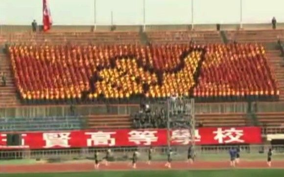 Torcida Organizada na Coréia cria o maior display de LCD Humano do mundo! (com vídeo)
