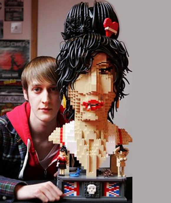 Busto da Amy Winehouse feito de LEGO.