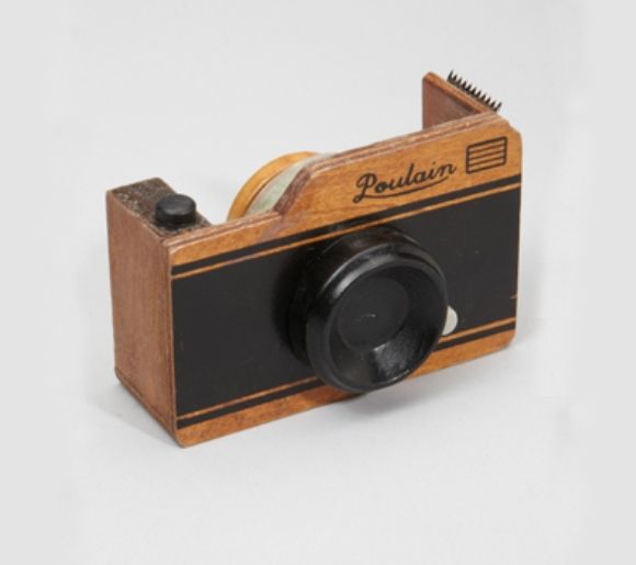 Suporte para durex em forma de câmera fotográfica antiga.