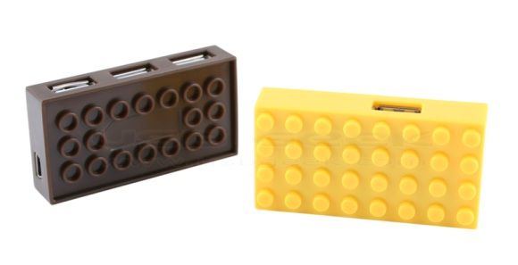 Hub USB em forma de blocos que imitam os de LEGO.