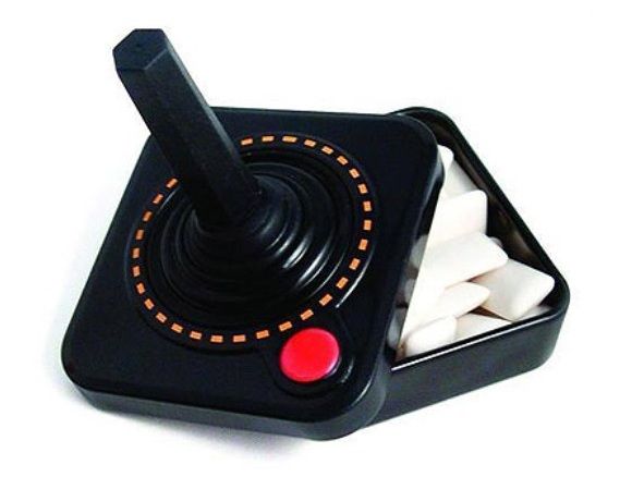 Chicletes em um controle do Atari pra lembrar dos bons e velhos tempos.