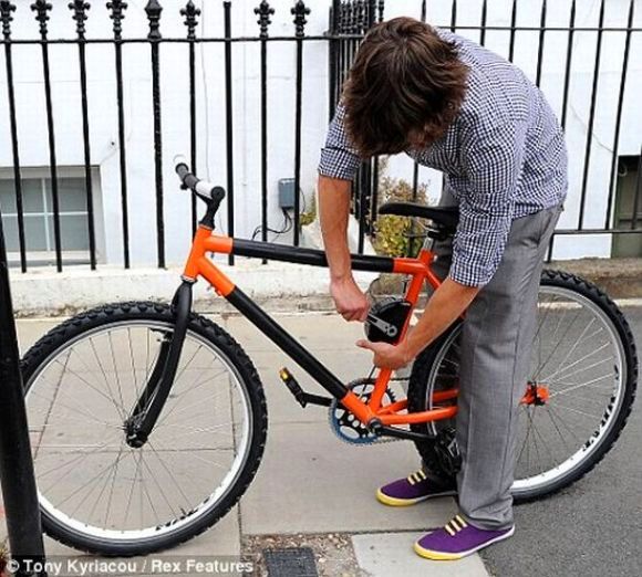 Estudante cria uma bicicleta "elástica" que dispensa correntes e cadeados.