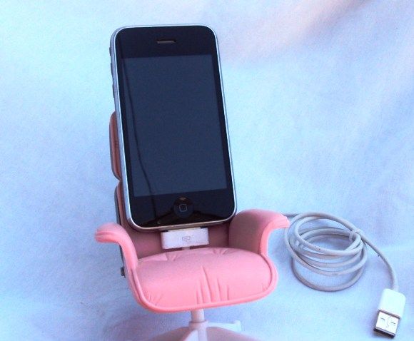 Cadeira executiva da Barbie é uma doca para iPod. Cute!