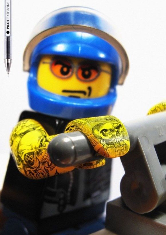 Bonecos de LEGO bad boys e cheios de tatuagens.