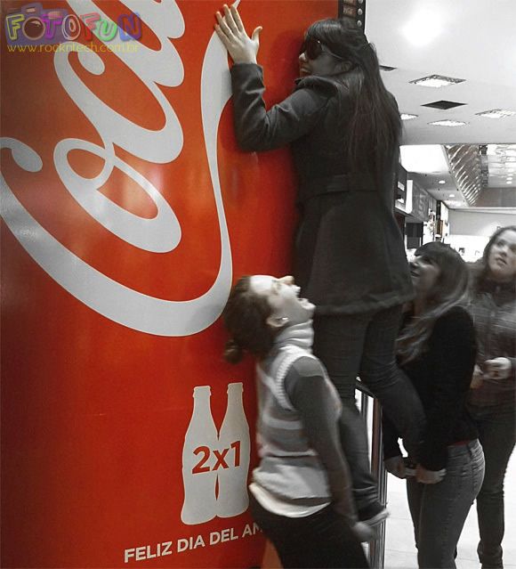 FOTOFUN - Uma máquina de Coca-Cola gigante para comemorar o dia do amigo.