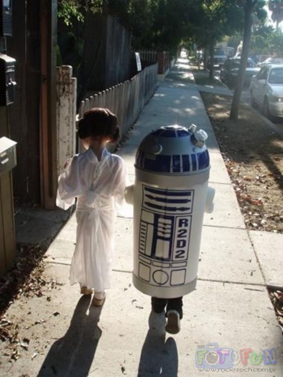 FOTOFUN - O Mini R2-D2 e a pequena Princesa Leia.