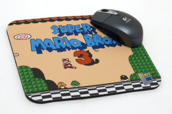 Mouse pads com temas do NES.