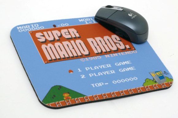 Mouse pads com temas do NES.