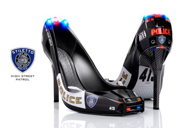 Sapato impressiona com seu design de carro de polícia.