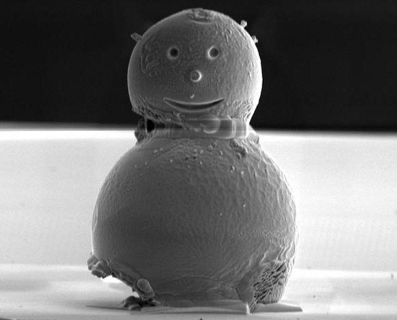 Engenheiros criam o Menor Boneco de Neve do mundo!