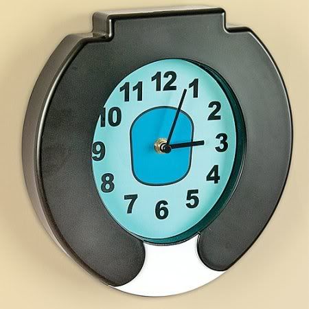Toilet Clock é um relógio de parede em forma de tampa de privada.