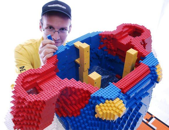 A maior escultura do Super Mário do mundo feita de LEGO está a venda na eBay!