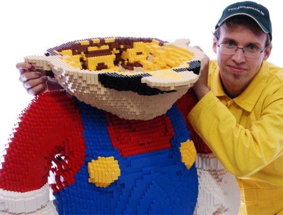 A maior escultura do Super Mário do mundo feita de LEGO está a venda na eBay!