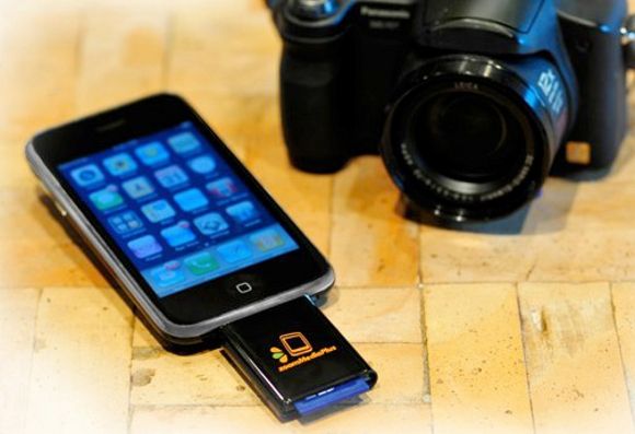 Acessório para iPhone permite leitura de cartões de memória SD.